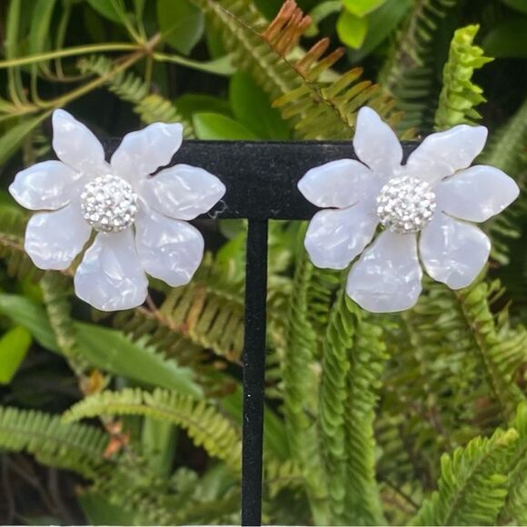 NWT New Lele Sadoughi White Mother of Pearl Wallflower Button Post Earrings - Picture 5 of 11